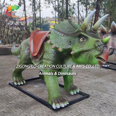 Interaktive Fiberglass Triceratops Ride-On: Kindfreundliche Dinosaurierskulptur für Themenparks und Ausstellungen