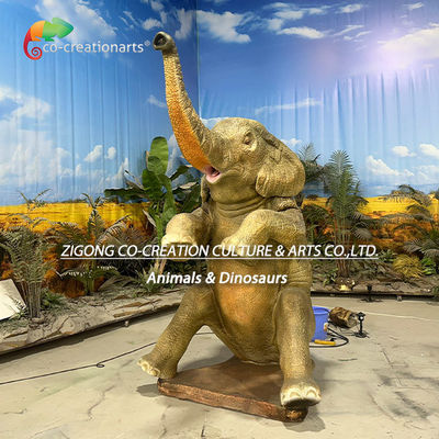 Realistische animatronische afrikanische Elefantenstatue, die Wasser in einer Safari-Umgebung sprüht
